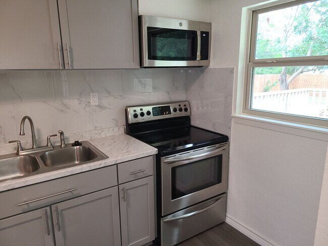 Building Photo - 4406 Desert View Dr