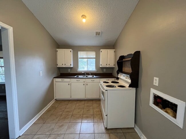 Building Photo - Renovated 3 Bedroom 1 Bath Home for Rent!