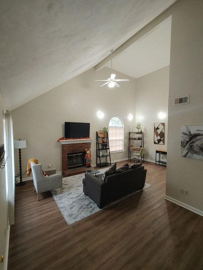 Building Photo - Two Bedroom Townhouse with Fully Fenced Yard and Vinyl Plank throughout!