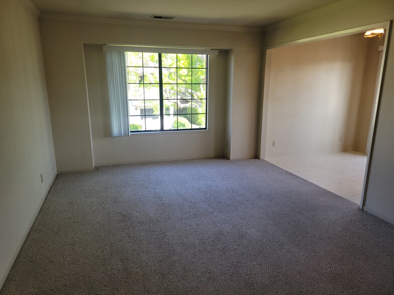 Living - 1058 Padre Dr