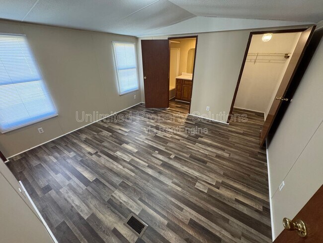 Building Photo - 9499 Wendi Dr NE