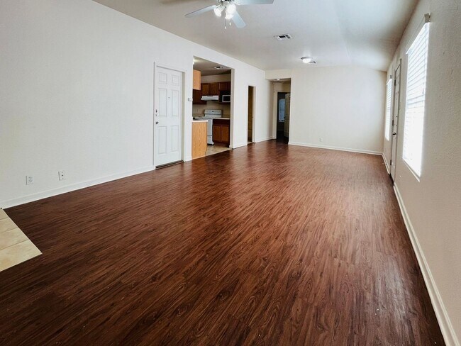 Building Photo - Cozy 2 bedroom 2bath Retreat near Randolph AFB, IH-35, Loop 1604, BAMC, and only minutes from The...