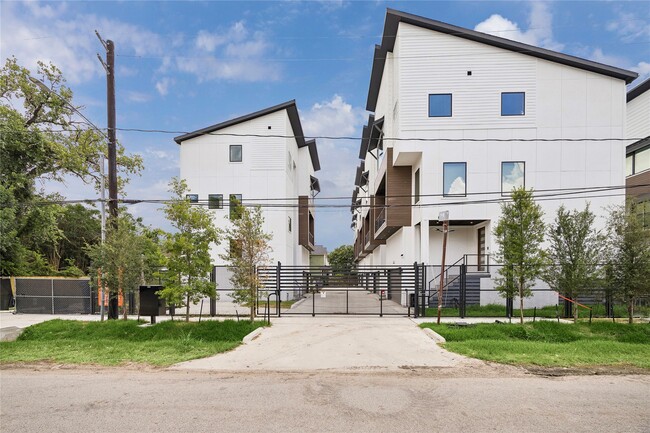 Building Photo - 1034 W 17th St