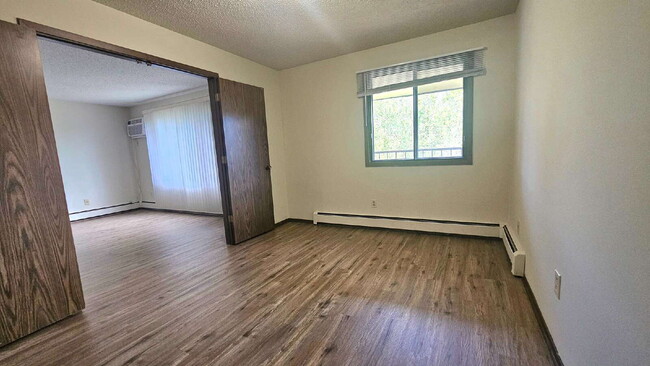 Building Photo - Well maintained 2-Bed 2-bath Oasis with Pool Access in Prime Bloomington Location 7-17