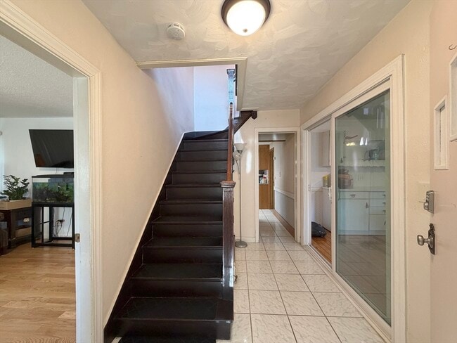 Building Photo - 10 W Elm Ave