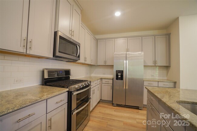 Building Photo - 16126 Flame Azalea Ct