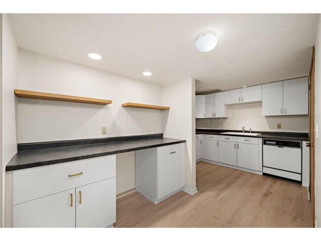 Building Photo - 953 Redwood Dr