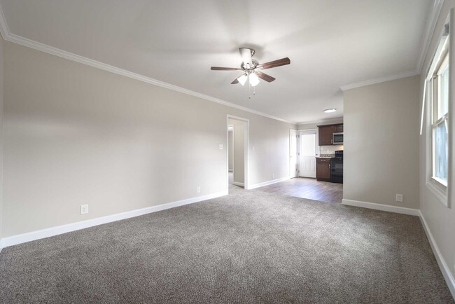 Building Photo - Look and Lease Special! $200 off rent!!!