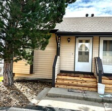 Building Photo - 2 Bedroom, 1 1/2 Half Bath, End Unit Townh...