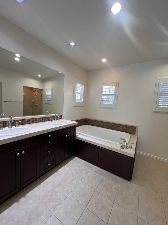 Building Photo - Portola Springs Beauty