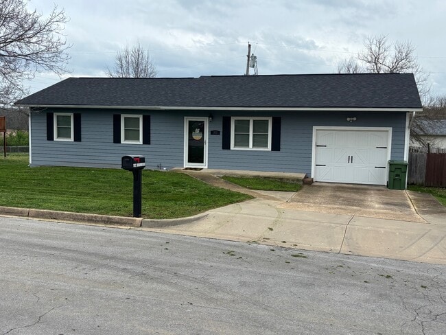 Building Photo - 1812 Briarwood Dr