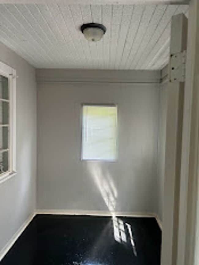 Building Photo - MOVE IN READY!!! $0.00 APPLICATION FEES FO...