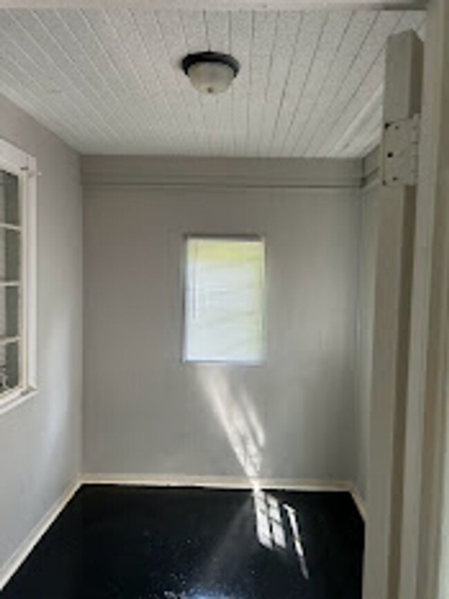 Building Photo - MOVE IN READY!!! $15.00 APPLICATION FEES F...