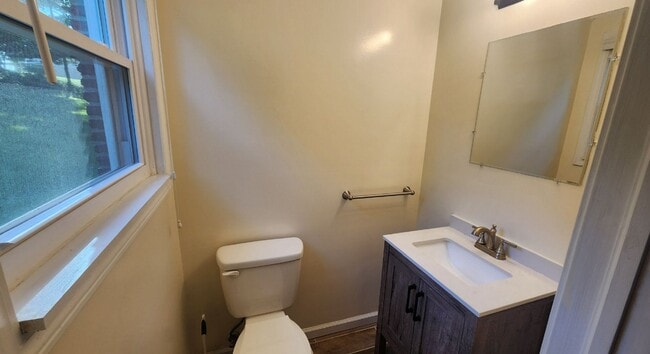 Building Photo - Washington - 3 Bedroom 1 Bathroom - Update...