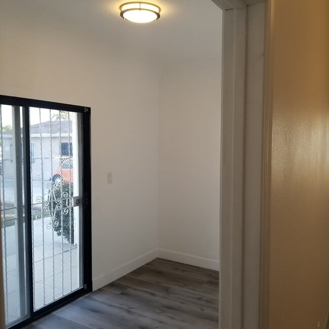 Building Photo - 1032 W 103rd St