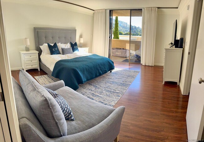 Building Photo - 2420 Torrey Pines Rd
