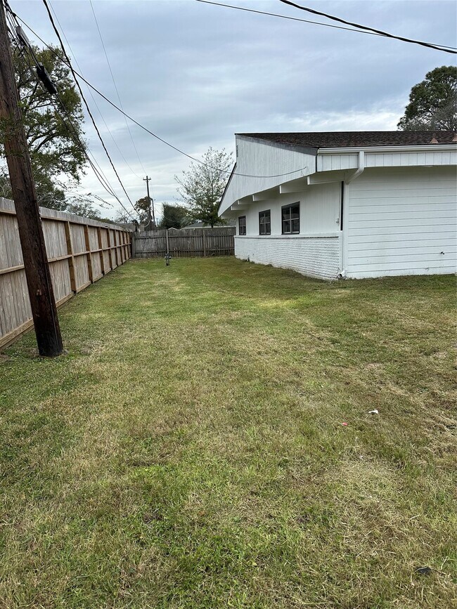 Building Photo - 5005 Tamarach Dr