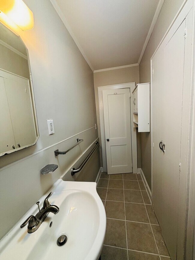 Building Photo - AVAILABLE NOW- Renovated in Rosewood!