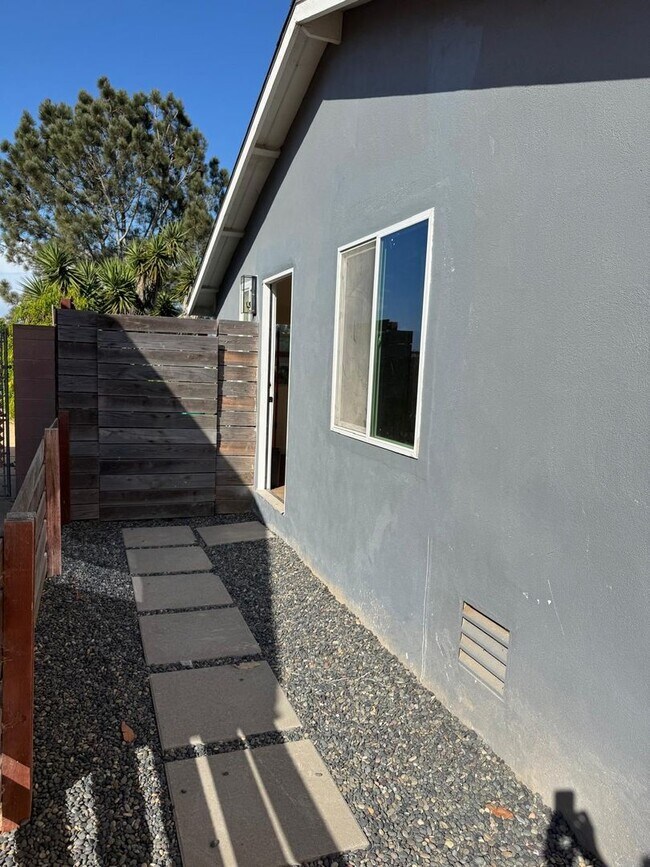 Building Photo - 1 bedroom 1 bath brand new ADU Style home.