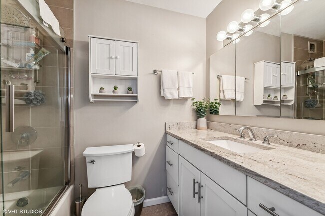 Building Photo - 1636 N Wells St