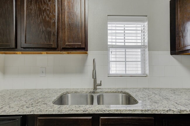 Building Photo - Two Story, 2 Bed / 1.5 Bath Duplex with Mo...