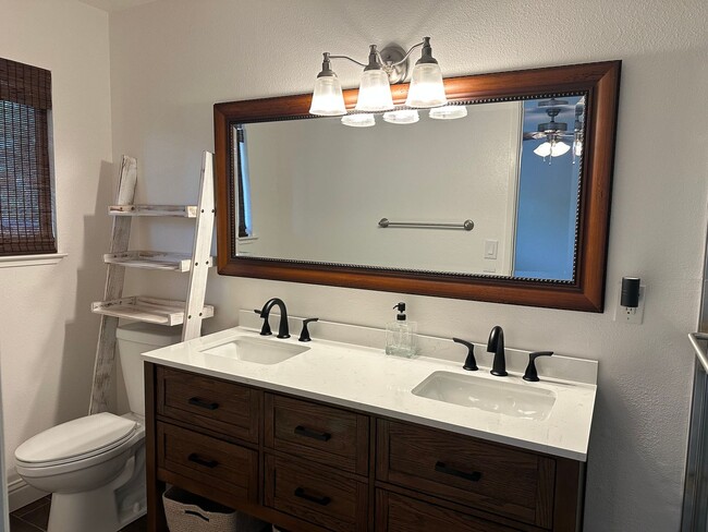 Building Photo - Beautifully maintained home in a peaceful setting