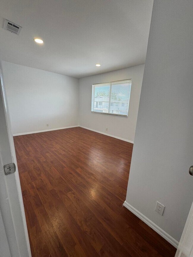 Building Photo - 107 E Tiffany Dr