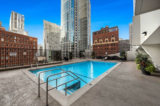 Building Photo - 111 E Chestnut St