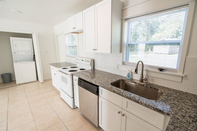 Building Photo - 406 Essex Dr