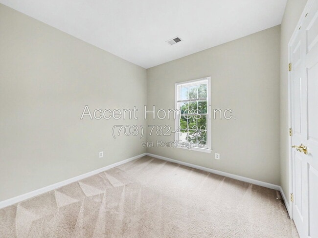 Building Photo - 6034 Sumner Rd