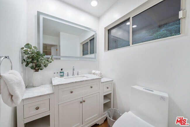 Building Photo - 9305 Beverlycrest Dr