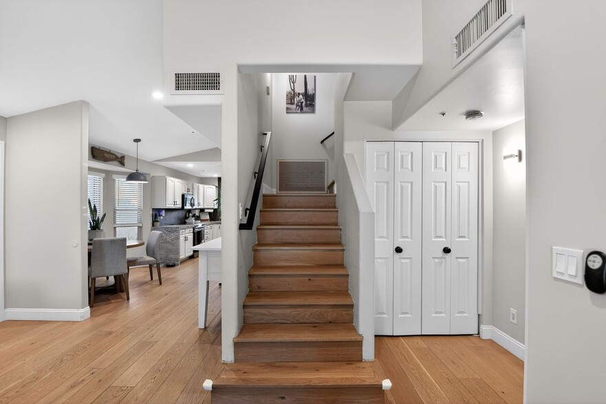 Building Photo - 8807 E Dahlia Dr