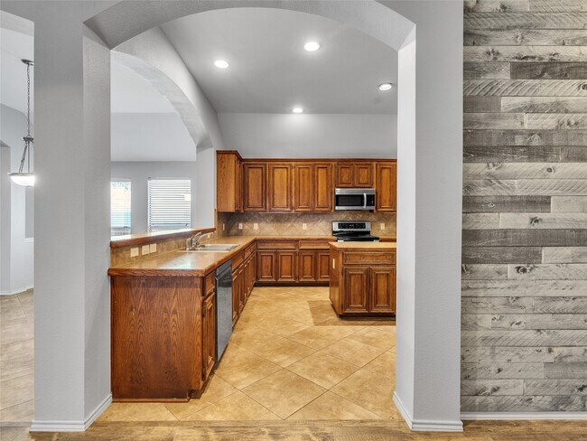 Building Photo - 5643 Walnut Glen Ln