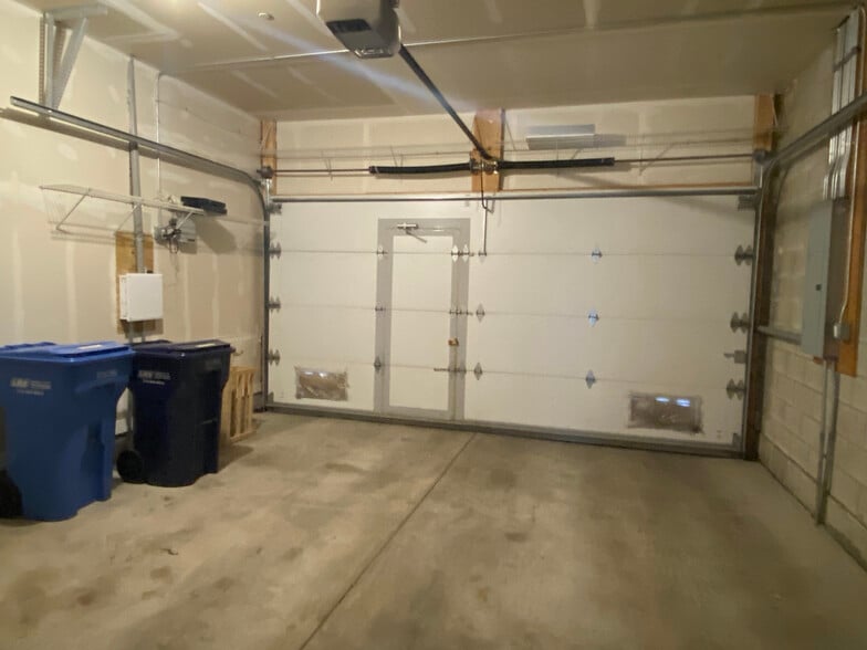 2 Car Garage - 435 W Hobbie St