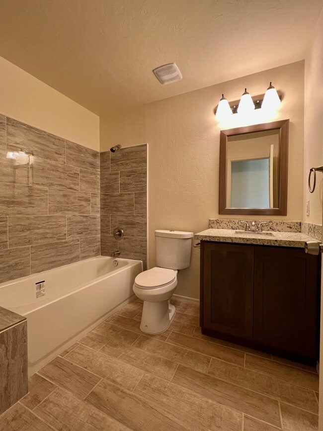 Building Photo - 1563 Ovalo Ct