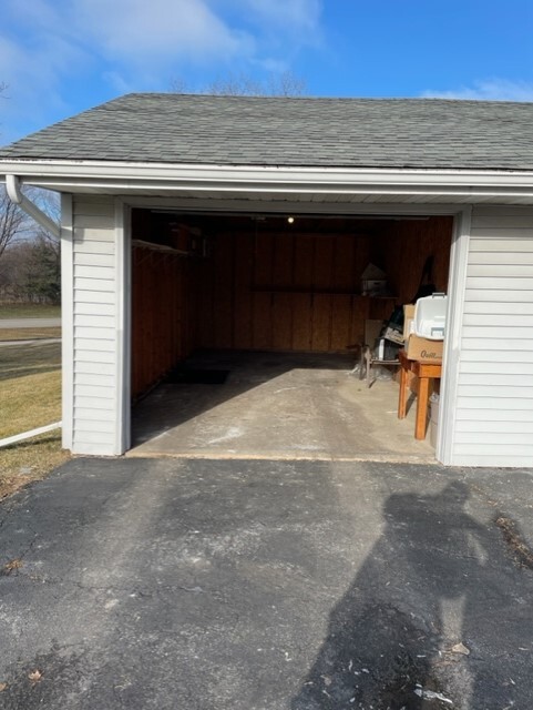 1.5 car garage - 336 Manchester Ln