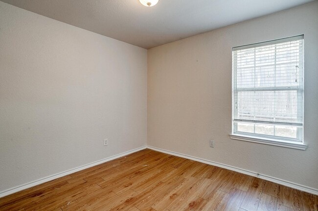 Building Photo - Half of Duplex Ready for New Tenants- 3 Bed, 2 Bath- Near the Historic Stockyards- 76164