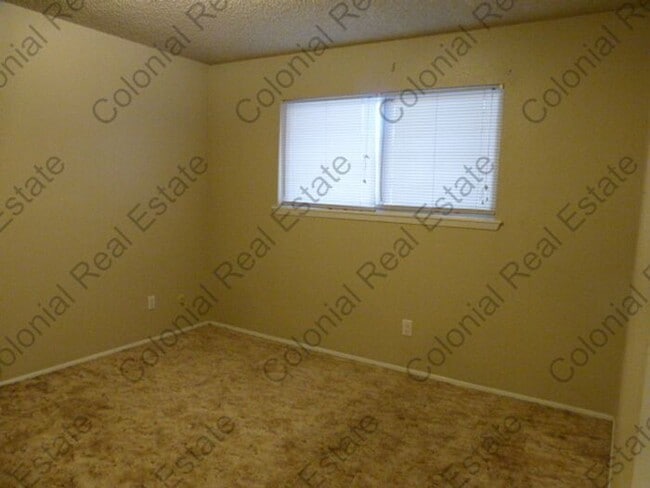 Building Photo - 1 bedroom 1 bathroom apartment for rent, granite, central heat and air, community laundry room on...