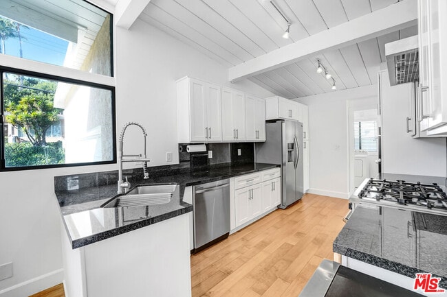 Building Photo - 2812 Anchor Ave