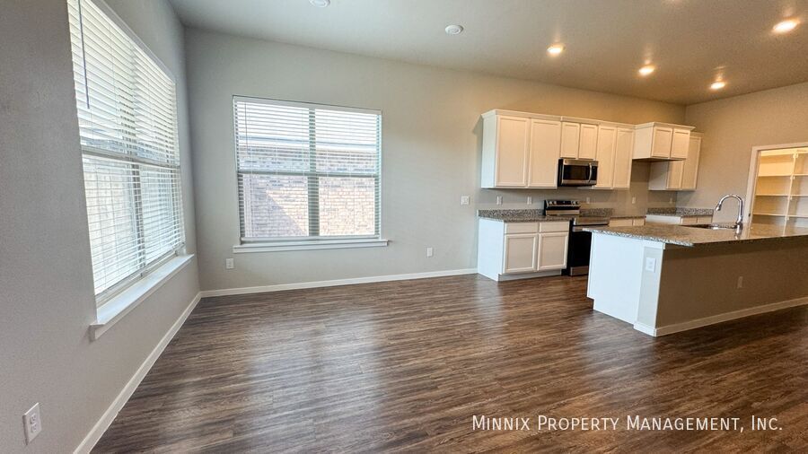 Building Photo - 2010 Kenwood Ave