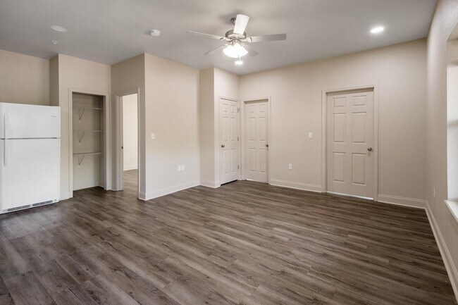 Building Photo - 878 4th St SE