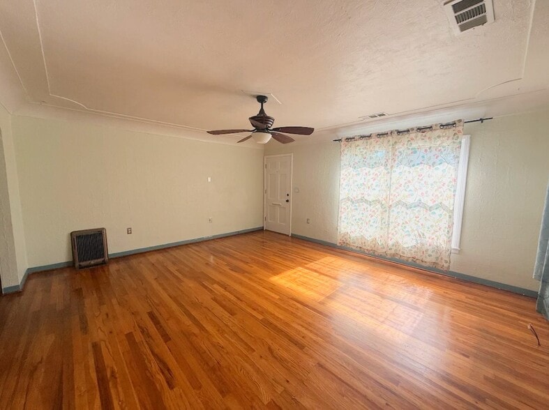 Building Photo - 3021 Oleander Ave