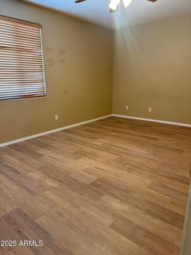 Building Photo - 1269 E Iris Dr