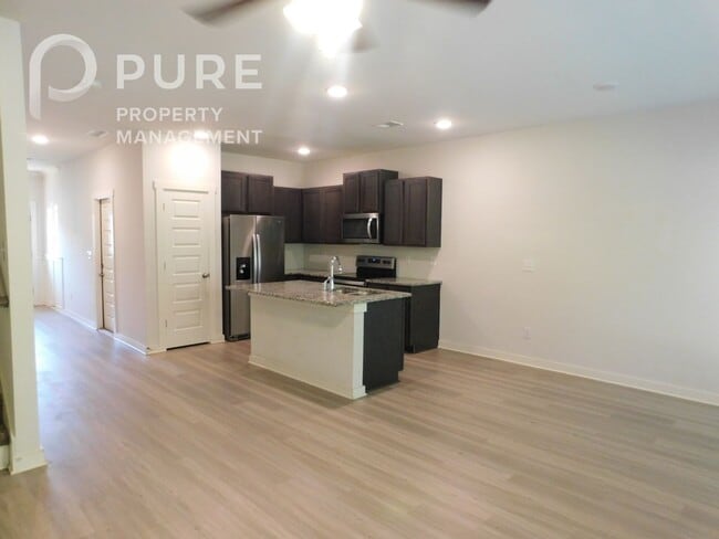 Building Photo - 672 The Heights Ln