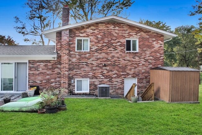 Building Photo - Charming Corner Lot Brick Home With 3-Bedr...