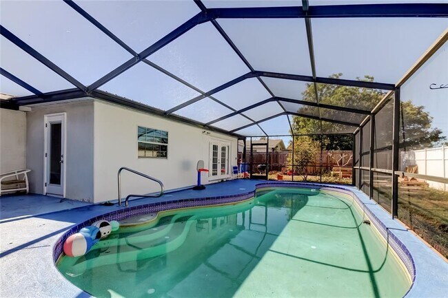 Building Photo - 3041 Huntington Rd