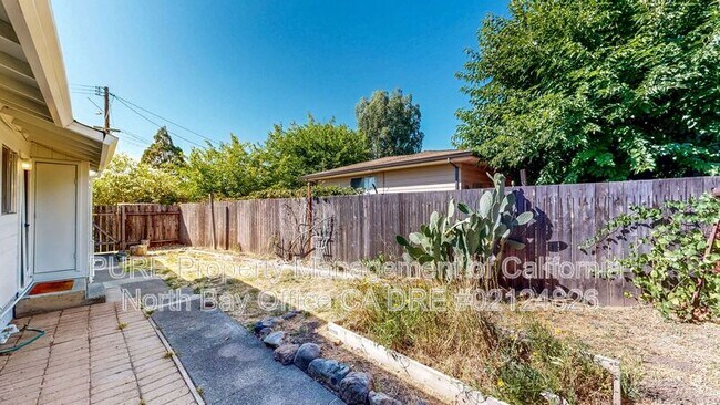 Building Photo - 867 Lorna Dr