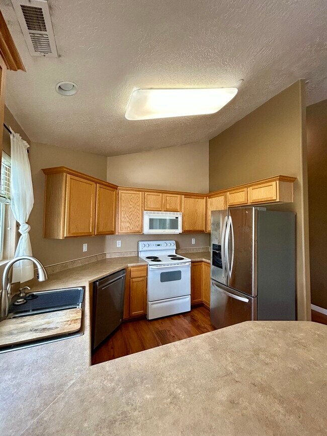 Building Photo - Bright 3-Bed, 2-Bath Condo with Mountain Views & Community Amenities