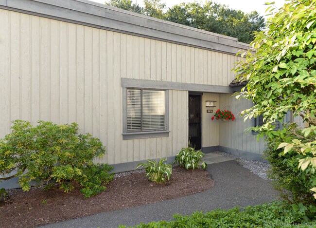 Building Photo - 986 Heritage Vlg