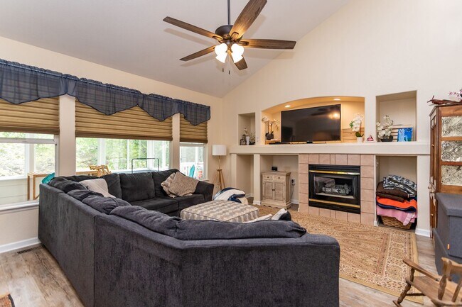 Building Photo - Charming 4-Bedroom Home in Prime Location!!!